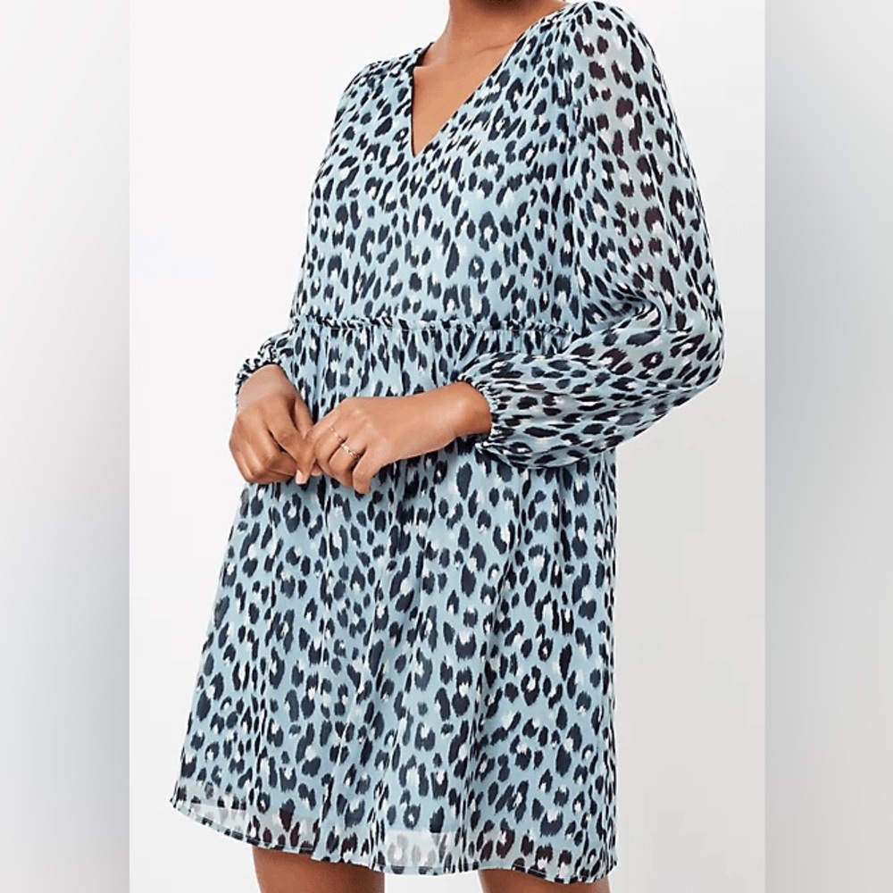 V-neck, blouson-sleeved, tiered-skirt dress, a vision in bohemian chic.